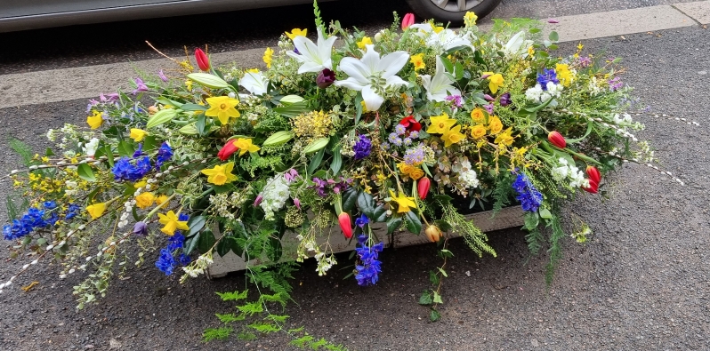 Mixed casket spray